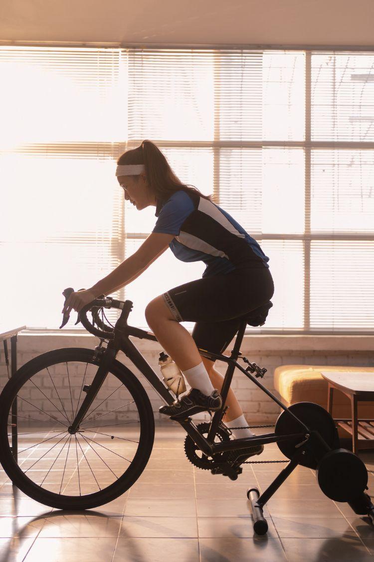 Fahrrad fahren in der Wohnung? Die Power des Indoorcyclings